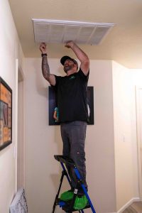 Mahalo-technician-talking-with-on-vent-ductwork